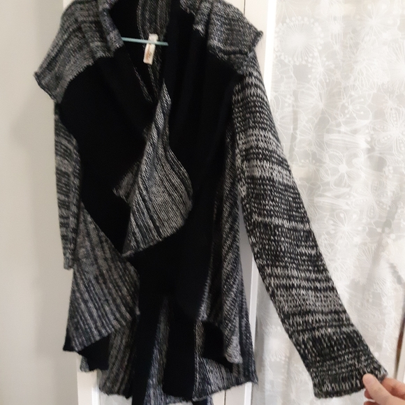 Circle sweater drapey, soft grey and black - Picture 3 of 8